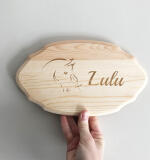 Plaque d’écurie en bois de pin – nom gravé & dessin cheval